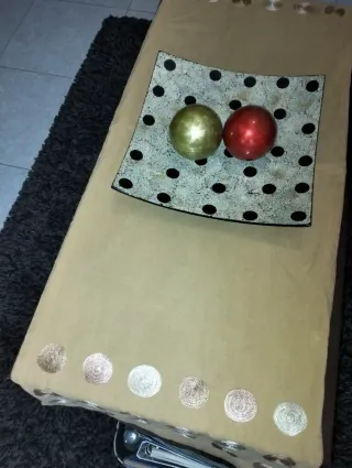 Camino de mesa beige con círculos dorados