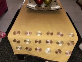 Camino de mesa beige con círculos dorados