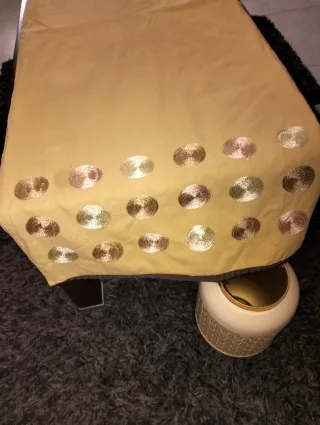 Camino de mesa beige con círculos dorados