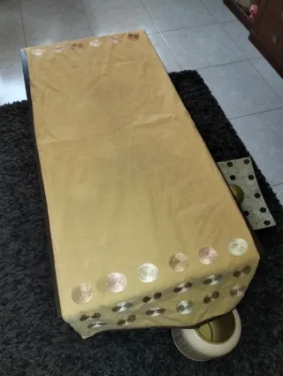 Camino de mesa beige con círculos dorados