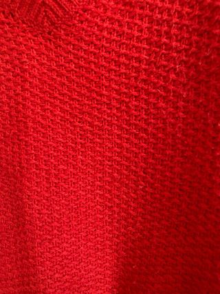Jersey rojo cuello pico