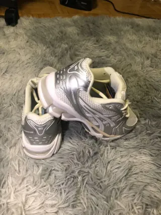 Zapatillas Asics plateadas y blancas