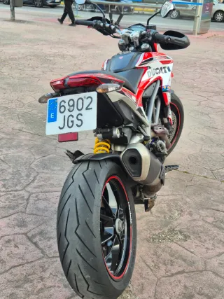 Ducati Hypermotard 821 Roja y Blanca