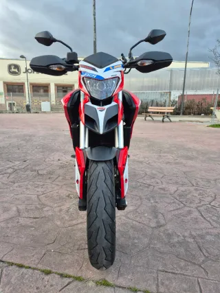 Ducati Hypermotard 821 Roja y Blanca