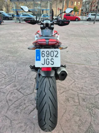 Ducati Hypermotard 821 Roja y Blanca