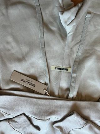 Conjunto Essentials Verde Oliva