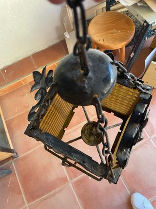 Lámpara colgante modernista de velas.
