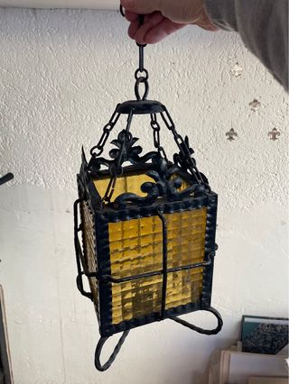 Lámpara colgante modernista de velas.