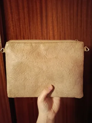 Bolso de mano beige con flecos