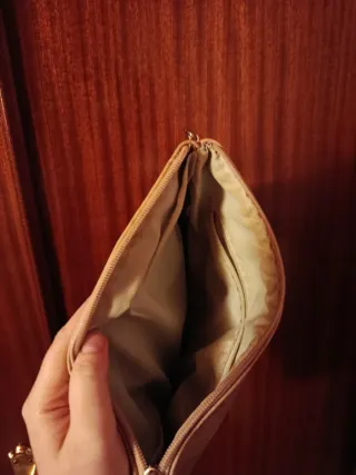 Bolso de mano beige con flecos