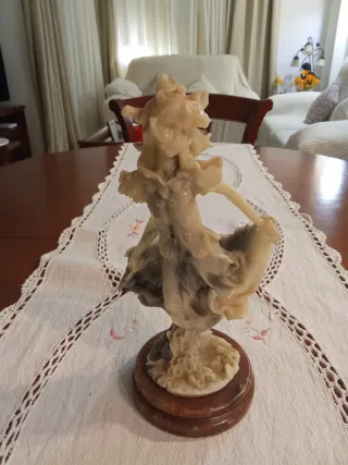 Figura di ballerina in pietra e legno