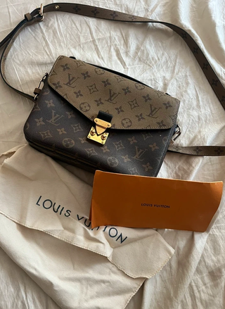 Bolsa Louis Vuitton Metis Reverse Marrom Dourado