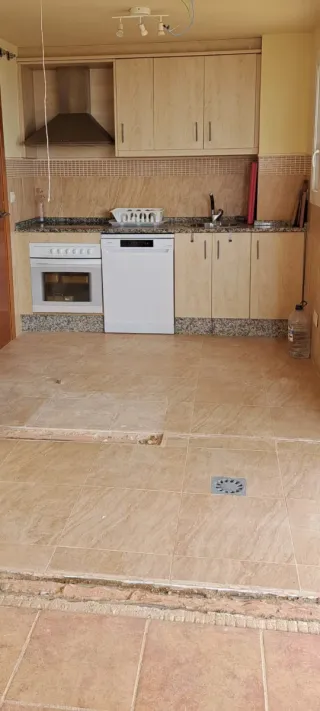 Meubles de cocina, encimera y fregadero con grifo.