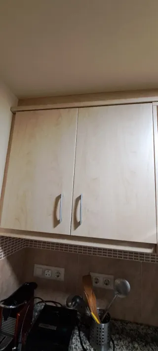 Meubles de cocina, encimera y fregadero con grifo.