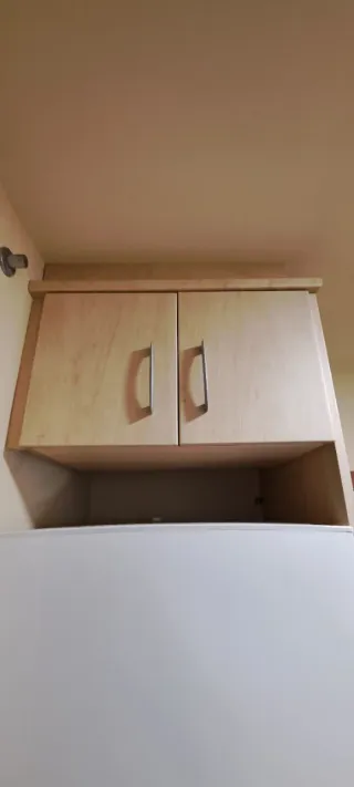 Meubles de cocina, encimera y fregadero con grifo.