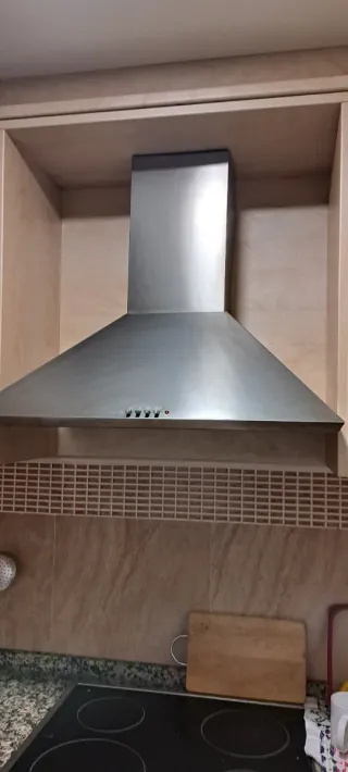 Meubles de cocina, encimera y fregadero con grifo.