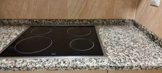 Meubles de cocina, encimera y fregadero con grifo.