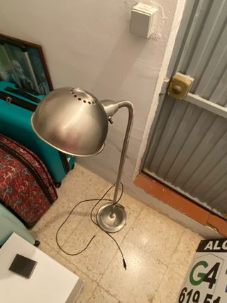 Lámpara de pie plateada con bombilla