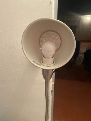 Lámpara de pie plateada con bombilla