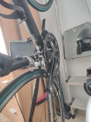 Bicicleta de carretera (pedal roto)