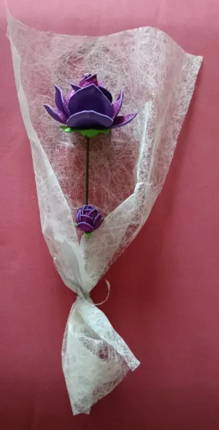 Rosa viola con bocciolo glitter su pergamena