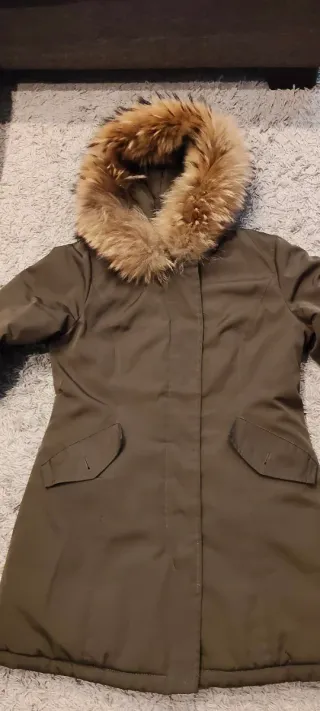 Parka Attentif Paris verde caqui con capucha