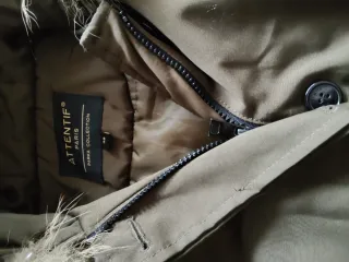 Parka Attentif Paris verde caqui con capucha