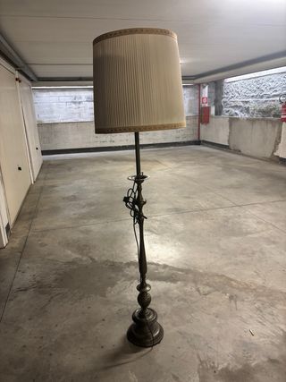 Lampada vintage da terra in ottone