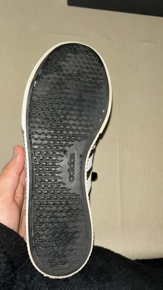 Zapatillas Adidas Negras y Blancas