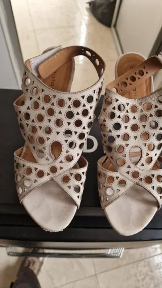 Sandalias de tacón tonos grises