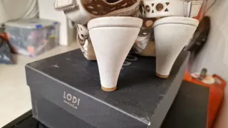 Sandalias de tacón tonos grises