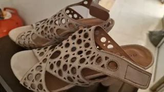 Sandalias de tacón tonos grises