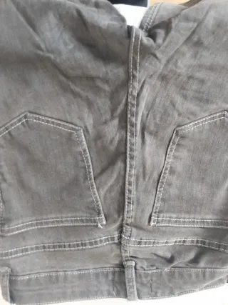 Pantalón vaquero gris