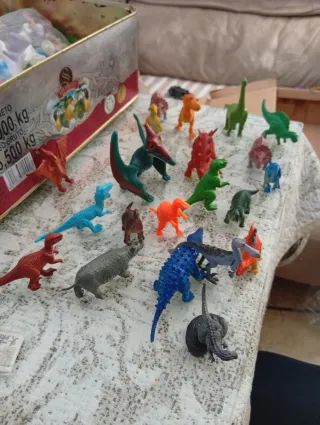 Lote de dinosaurios de juguete