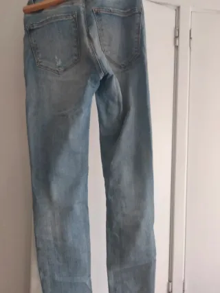 Pantalón vaquero desgastado