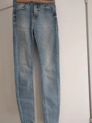 Pantalón vaquero desgastado