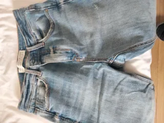 Pantalón vaquero desgastado