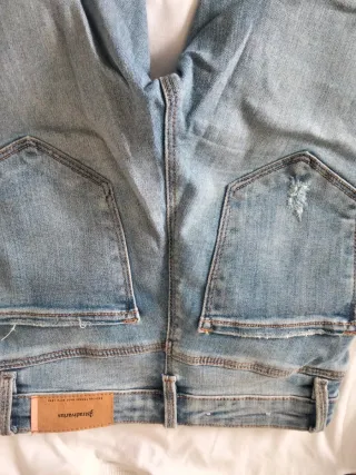 Pantalón vaquero desgastado