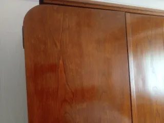 Armario de madera antiguo