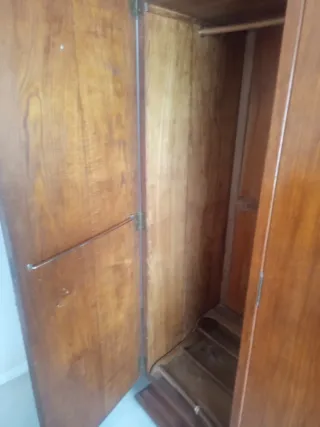 Armario de madera antiguo