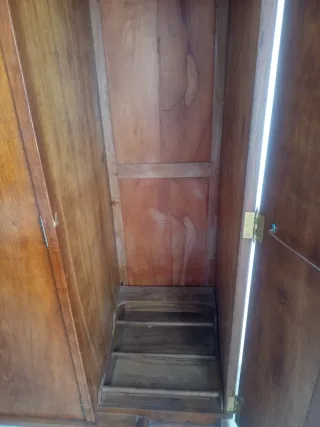 Armario de madera antiguo