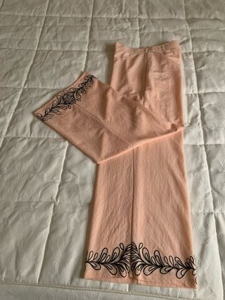 Pantaloni pesca chiari con bordatura nera