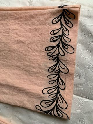 Pantaloni pesca chiari con bordatura nera