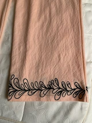 Pantaloni pesca chiari con bordatura nera