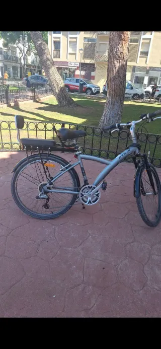 Bicicleta Gris BTWIN con asiento trasero