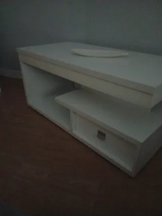 Mesa de centro blanca y madera