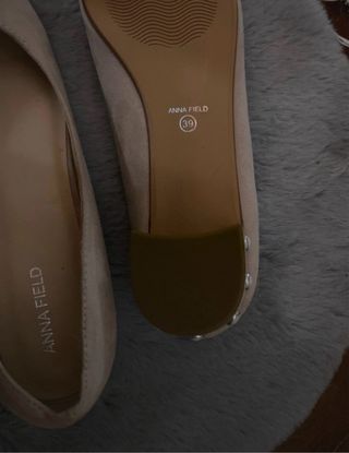 Zapatos Parisinas Beige con Perlas.