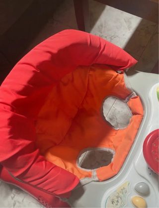 Girello per bambini rosso e grigio