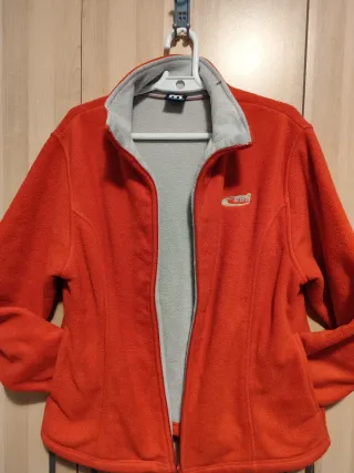 Forro polar Montbell rojo y gris