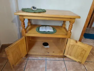 Prateleira de madera con puertas